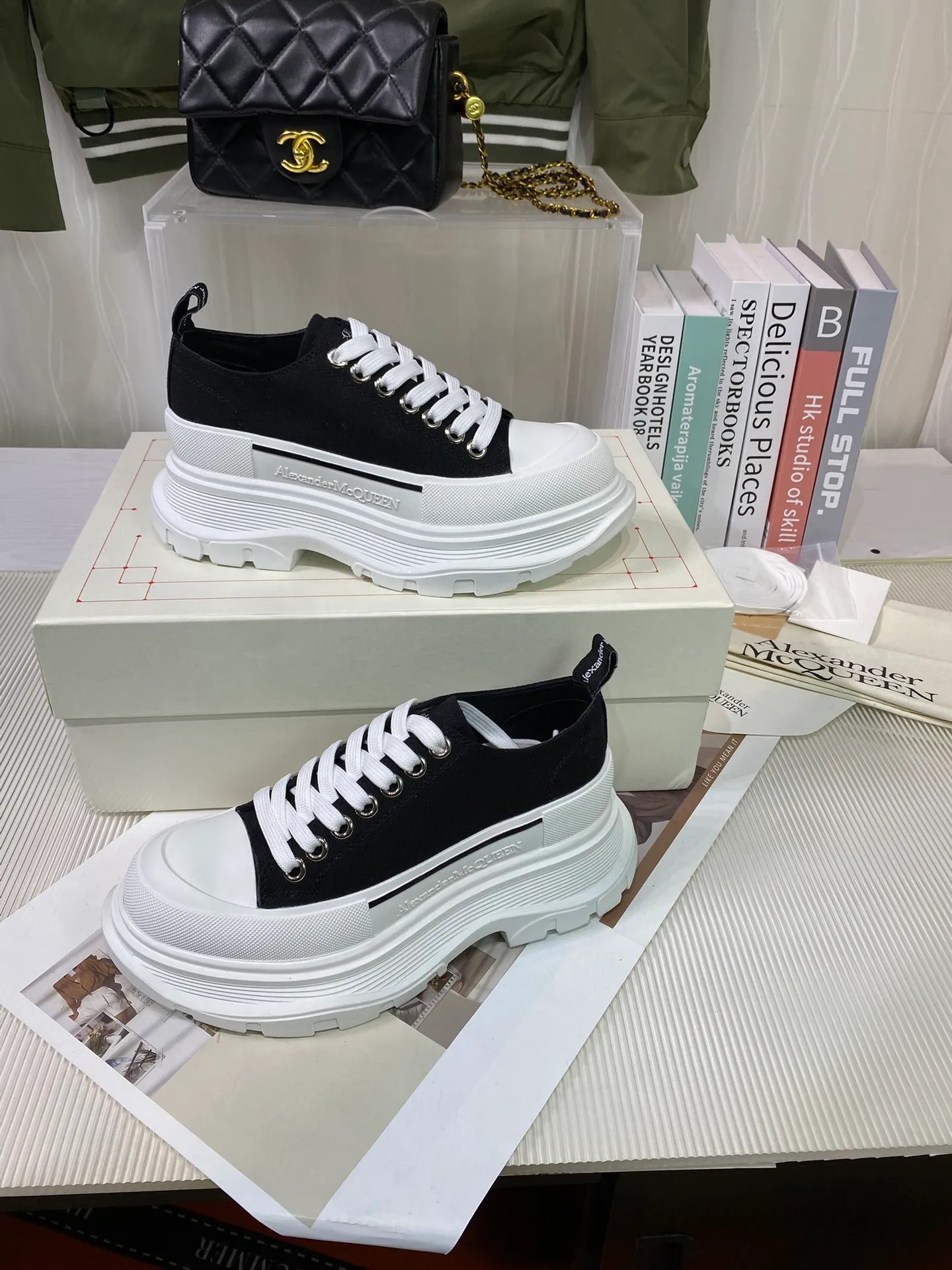 Factory direct sales p480🐘🐘Women's shoes, women's clothing, Mc Queen McQueen's new couple shoes! Young ladies who are fashion representatives must be at the forefront of fashion! The unique personality of the shoes adds full charm, and the shoes are super stylish. ⚠The uppers are made of customized original canvas. The color is warm and moist. The inner padding is made of imported goatskin. Full of flexibility! The round toe design allows the toes to be completely released and get rid of the original pressure of shoes! The outsole adopts the original molded vacuum outsole. The combination of several layers of outsole is complicated. Size: 35-44 men's and women's sizes (45 is custom-made and cannot be returned or exchanged). The latest counter packaging.